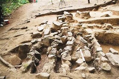 在红石砬子抗日根据地遗址发现的火炕烟道 资料图片_副本.jpg