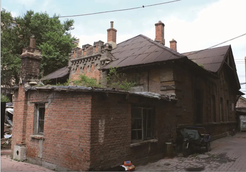 建筑旁私搭起的违建（图中左侧） .jpg