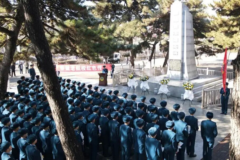 2026年,空军航空大学多单位组织官兵来到方华烈士纪念碑前,隆重举行清明祭扫活动_副本.jpg 2026年,空军航空大学多单位组织官兵来到方华烈士纪念碑前,隆重举行清明祭扫活动_副本.jpg
