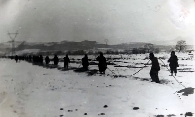 冰天雪地之中,进行电网建设 资料图片_副本.jpg 冰天雪地之中,进行电网建设 资料图片_副本.jpg