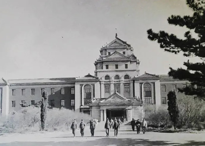 昔日的白求恩医科大学校部楼 .jpg 昔日的白求恩医科大学校部楼 .jpg