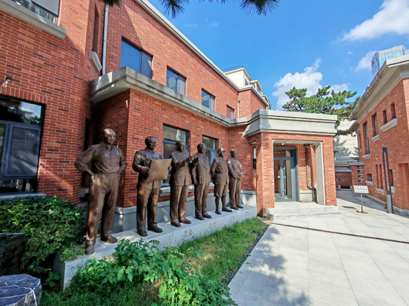 在吉林大学历史名人纪念馆,林枫、饶斌、江一真、李四光、陈先舟、任抟九——吉林大学合并之前六所学校首任校长的塑像,伫立在院落之中_副本.jpg 在吉林大学历史名人纪念馆,林枫、饶斌、江一真、李四光、陈先舟、任抟九——吉林大学合并之前六所学校首任校长的塑像,伫立在院落之中_副本.jpg