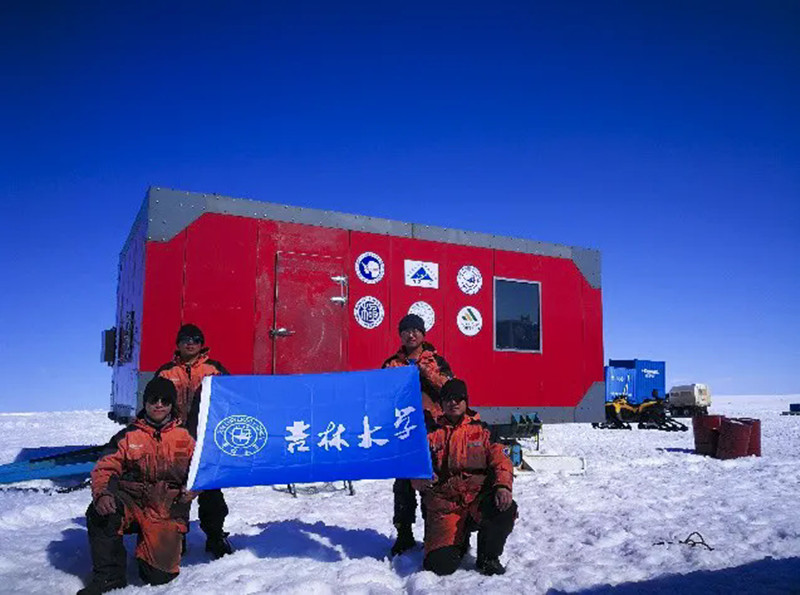 吉大科研团队踏上南极的土地.jpg 吉大科研团队踏上南极的土地.jpg
