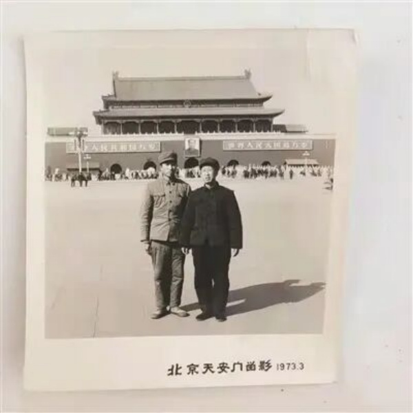 70年代，张振铎（右一）与儿子在北京天安门前留影_副本.jpg