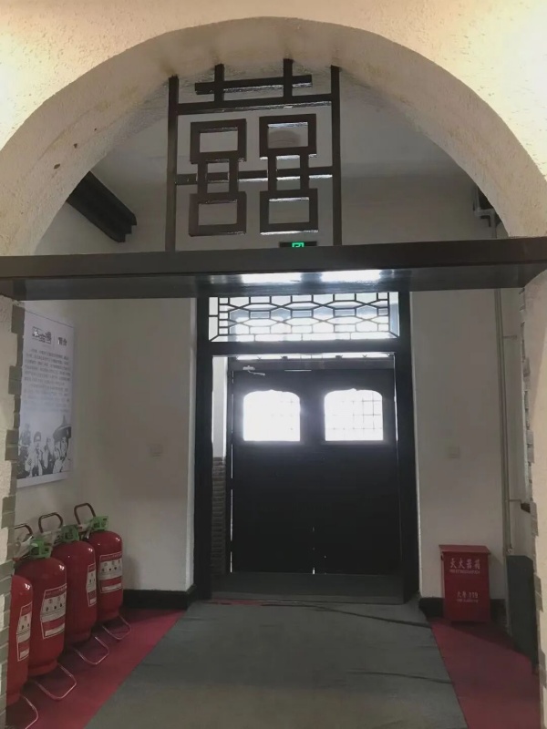 小白楼门厅横梁上，装饰着一个“囍”字_副本.jpg