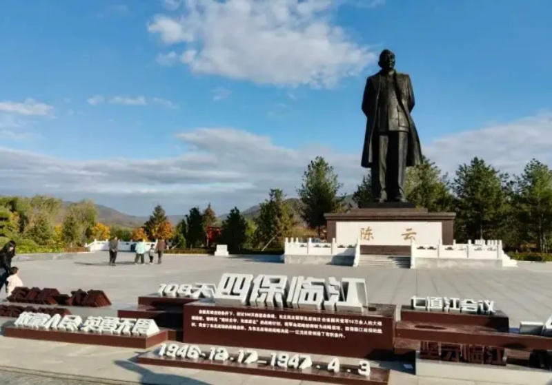 临江,陈云的雕像巍然屹立 副本.jpg 临江,陈云的雕像巍然屹立 副本.jpg