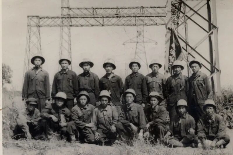 长春一次变电站3号主变压器大修工人合影_副本_副本.jpg