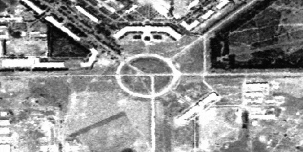 20世纪60年代南湖广场的卫星图片，广场北侧为这座建筑_副本.jpg