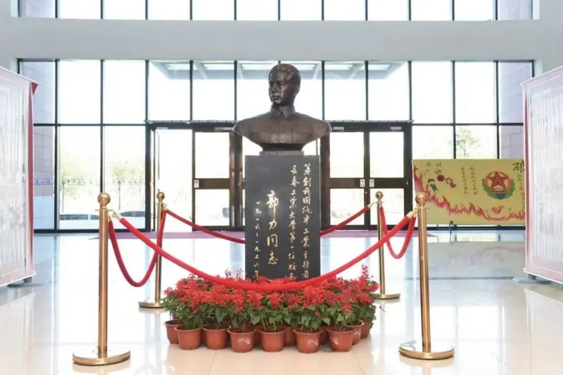 长春工业大学校园内的郭力雕像 资料图片_副本.jpg