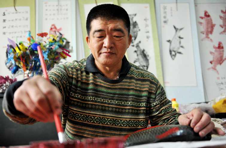 调好颜色后均匀的涂抹在鱼的身体上1_副本.jpg