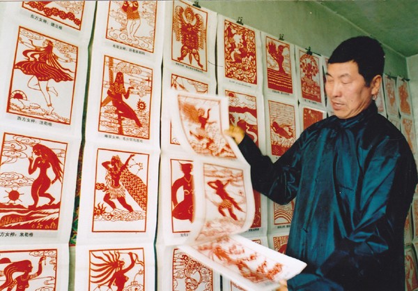 关云德和他的剪纸.jpg