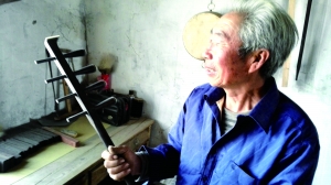 尹财在制作四胡.jpg