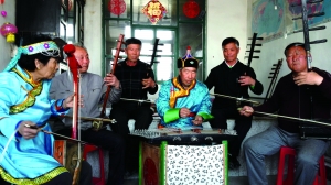 乡亲们一起演奏.jpg