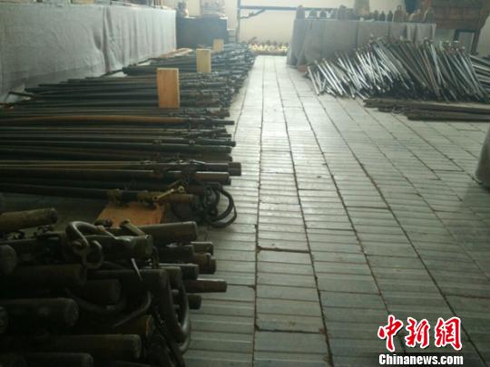 任泽新收藏的杆秤和秤砣。　吕文岩 摄.jpg