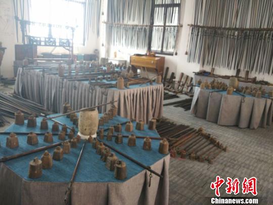 任泽新收藏的杆秤和秤砣。　吕文岩　摄.jpg