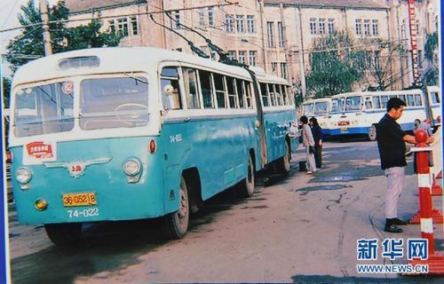 1982年，长春街头的无轨电车。.jpg