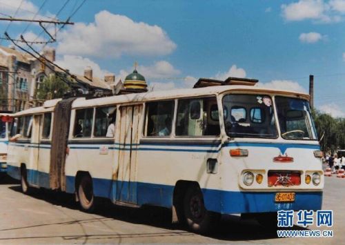 上世纪80年代，长春街头的双鹿牌无轨电车。.jpg