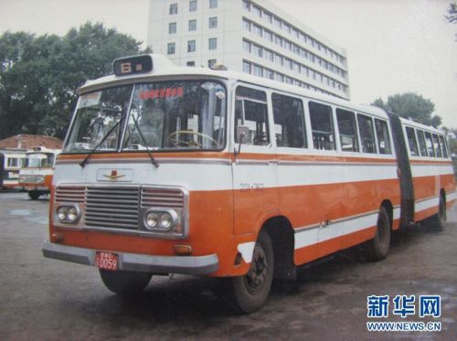 上世纪90年代，长春街头出现的铰接式公交车。.jpg