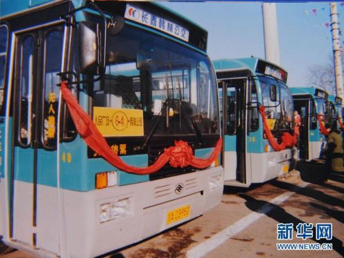 1999年，长春市首条与外资合作的64路公交线路开通。.jpg