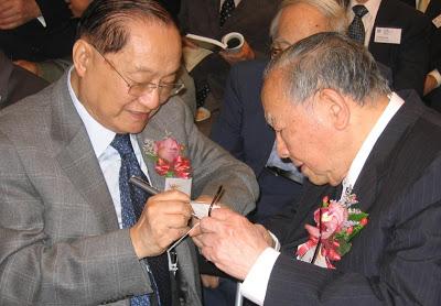 2006年12月，金庸与梁羽生出席活动.jpg