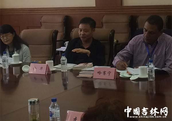 余华在研讨会上发言 余华在研讨会上发言