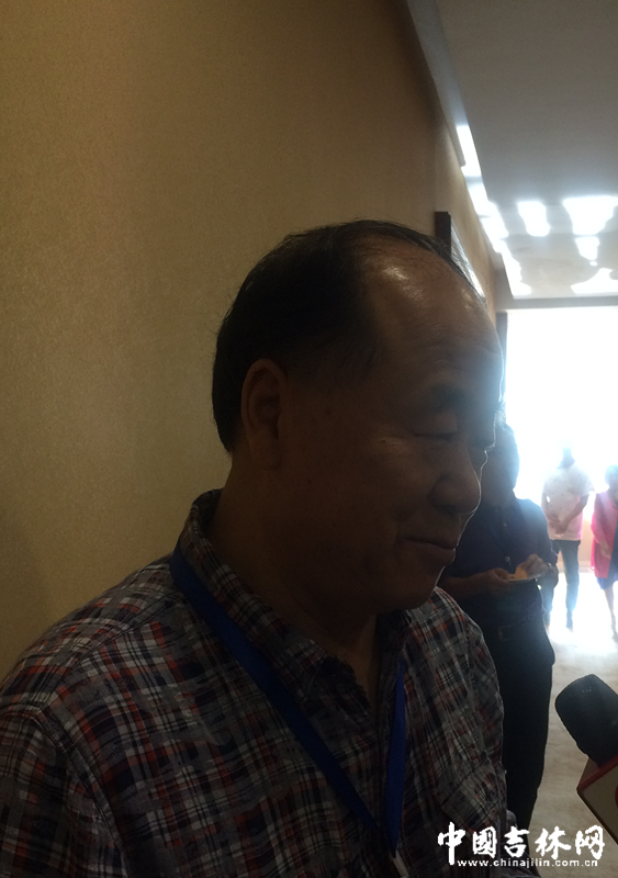莫言在接受记者采访 莫言在接受记者采访