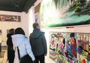 市民在省工艺美术馆展厅内参观。.jpg