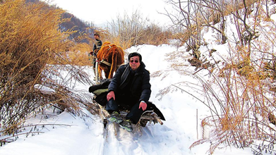 漫天风雪一片白，曹保明又进山了。.png