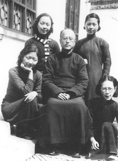 0世纪30年代，张家四姐妹与父亲在苏州九如巷家中合影。.png