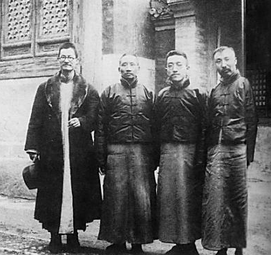 1920年，蒋梦麟、蔡元培、胡适、李大钊（由左至右）在小院门口合影。.png