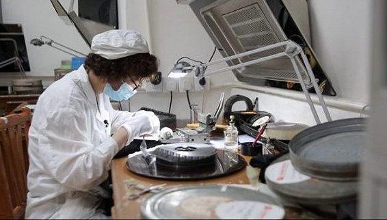 新老修复师接力，他们修复了120多部胶片电影