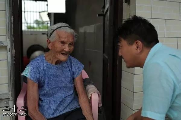 《二十二》成为首部票房破亿的纪录片：如何面对历史