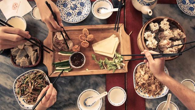 从充饥到品味：“中国式吃饭”的那些年