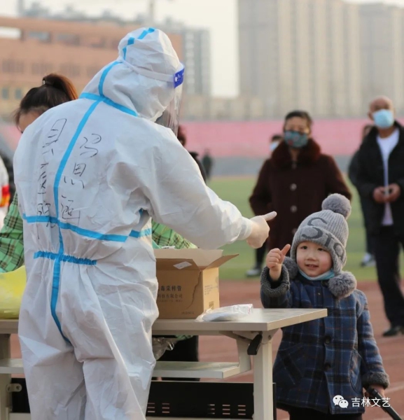 《点赞》 曹越／摄.jpg