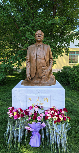 群众向王大珩先生的雕像献花_副本.jpg