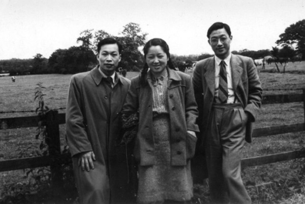 　1946年王大珩（右）与钱三强（左）、何泽慧在英国剑桥 &nbsp;长春光机所供图_副本.jpg