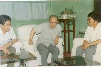 1986年，在长春光机所专家公寓，王大珩院士指导博士生姜会林、赵文兴的学位论文 资料图片_副本.jpg