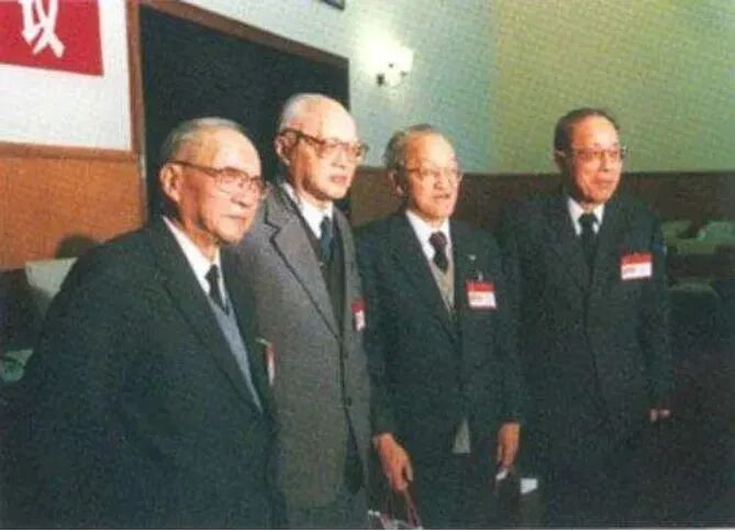 1996年，“863计划”四位倡议人在该计划实施10周年会议上合影。左起：王大珩、王淦昌、杨嘉墀、陈芳允 &nbsp;资料图片_副本.jpg