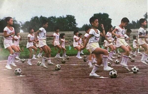 80年代宽城区开展小学生足球进课堂活动_副本.jpg