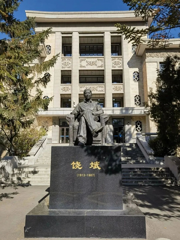 吉林大学南岭校区第二教学楼前的饶斌雕像 资料图片_副本.jpg
