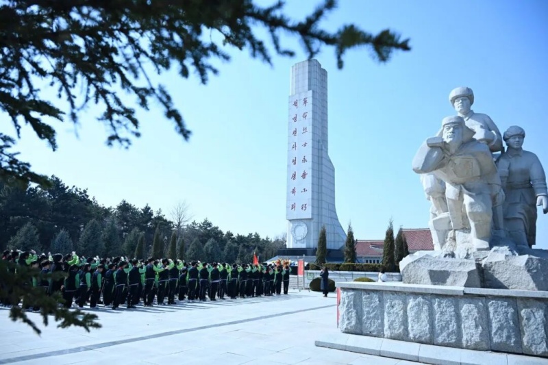 延边革命烈士陵园内的纪念塔_副本.jpg