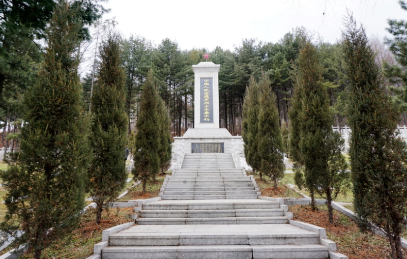 东昌区抗美援朝烈士陵园内的烈士纪念碑_副本.jpg
