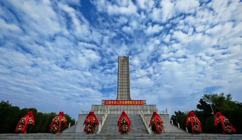 辽源市烈士陵园内的纪念碑_副本.jpg