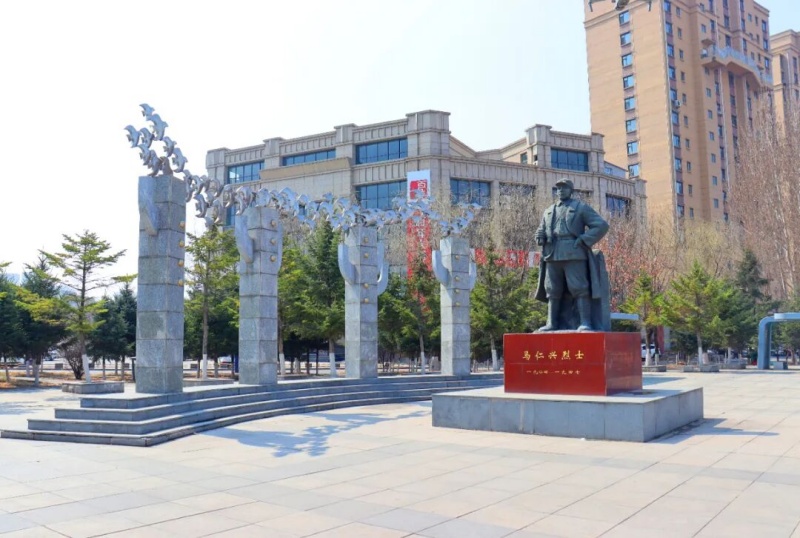 四平的马仁兴铜像广场_副本.jpg