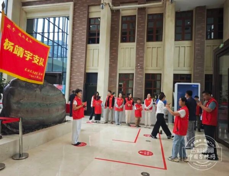杨靖宇支队战旗_副本.jpg