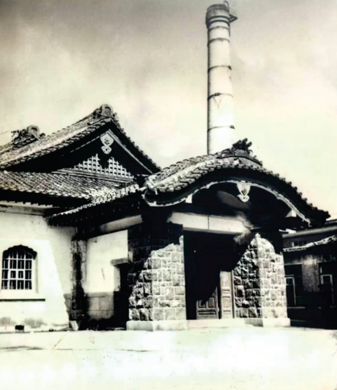 1963年至1964年期间，建筑曾作为长春市外国语学校的校舍使用.jpg